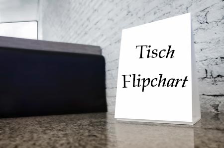 Tisch Flipchart Ein kleines mini Flipchart A5 auf einem Tisch