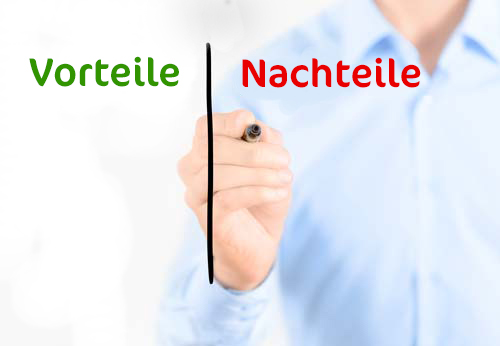 Ein Geschäftsmann schreibt Vorteile und Nachteile auf